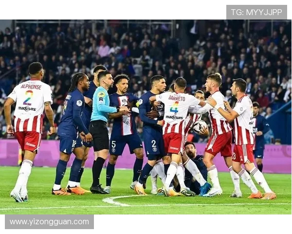 梅西领衔大巴黎迎战曼联 赛前球迷热议两队状态与战术布置